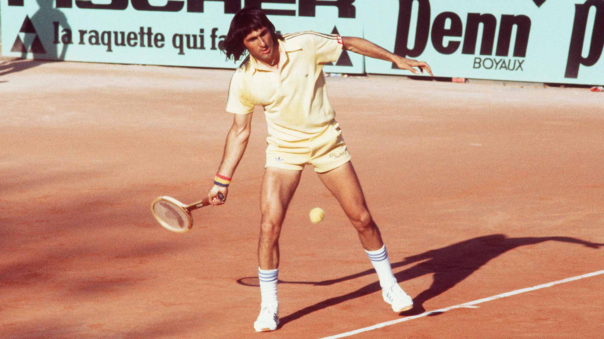 Illie Nastase in action at <a href='https://edx.atptour.com/es/tournaments/roland-garros/520/overview'>Roland Garros</a> in 1977.