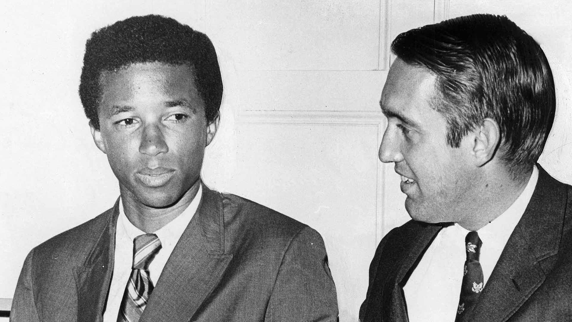 <a href='https://edx.atptour.com/es/players/arthur-ashe/a063/overview'>Arthur Ashe</a> (left) and <a href='https://edx.atptour.com/es/players/donald-dell/d128/overview'>Donald Dell</a>.