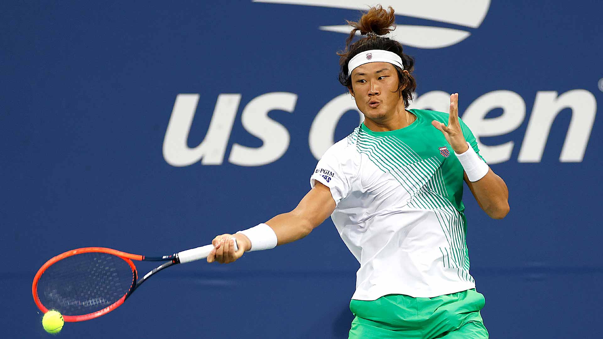 Zhang Zhizhen in action Wednesday at the <a href='https://edx.atptour.com/es/tournaments/us-open/560/overview'>US Open</a>.