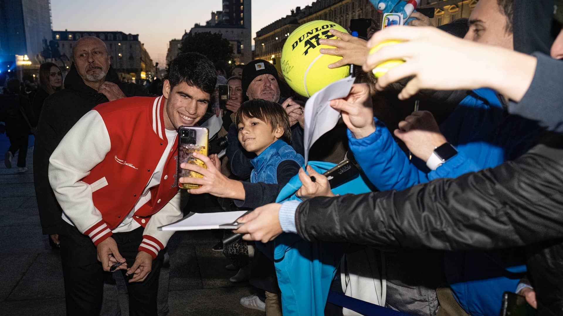 Carlos Alcaraz atendiendo a los aficionados en Turín.