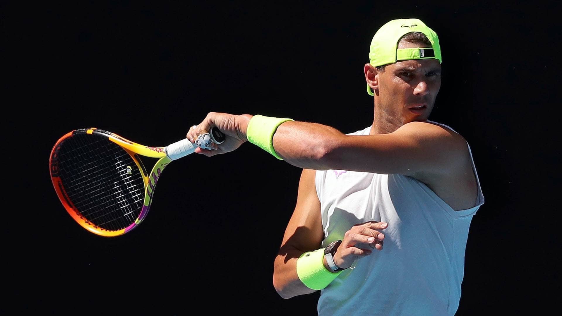 Rafael Nadal practica en una sesión entrenamiento previa al Abierto de Australia 2023.