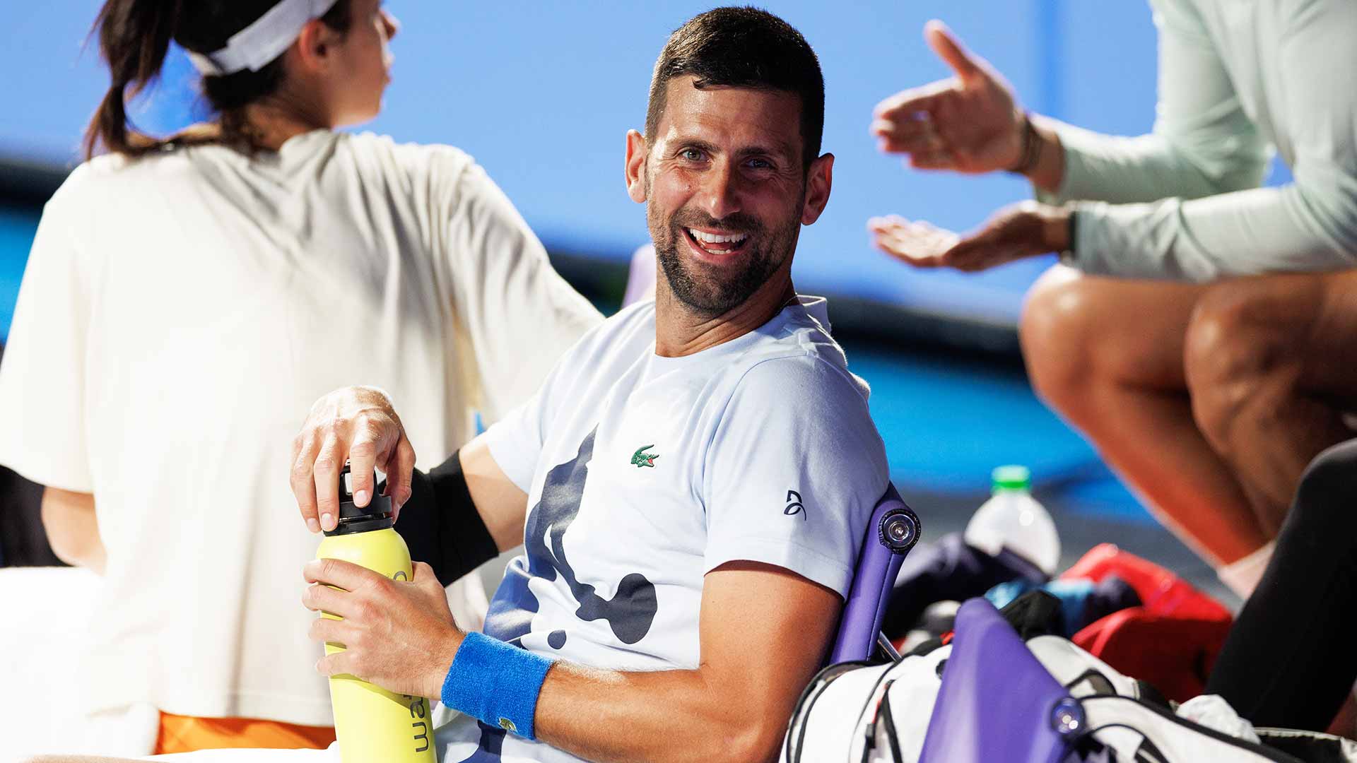 Novak Djokovic en su primera práctica en Perth antes de su debut en la United Cup.