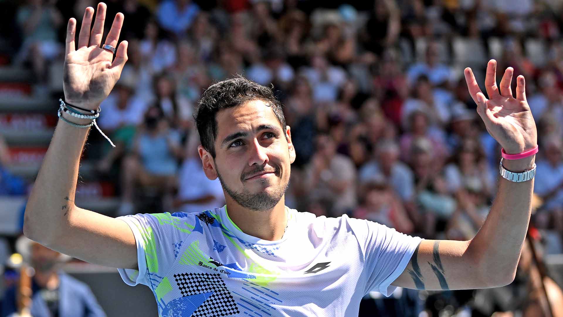 Alejandro Tabilo celebra tras ganar su primer título ATP Tour en Auckland.