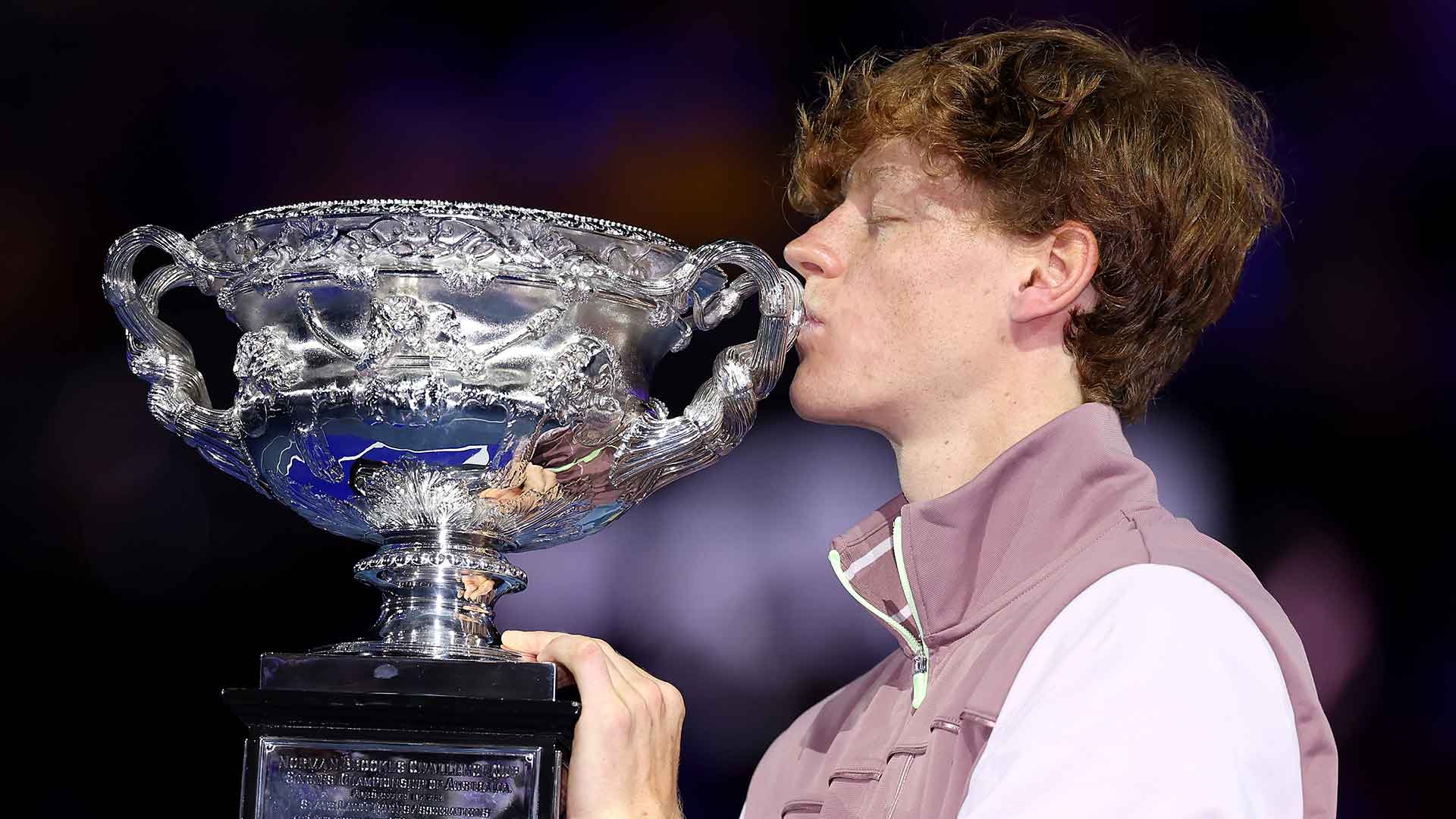 Jannik Sinner besa el trofeo de campeón del Abierto de Australia 2024.