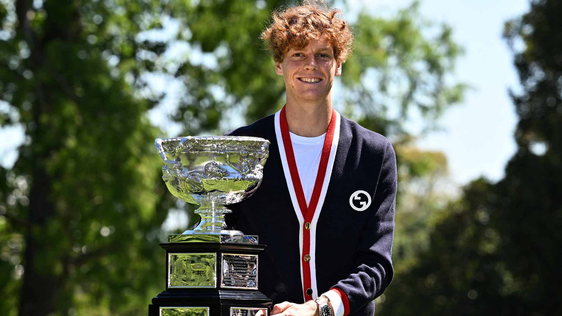 Jannik Sinner celebra su victoria en el Abierto de Australia en el Jardín Botánico de Melbourne.