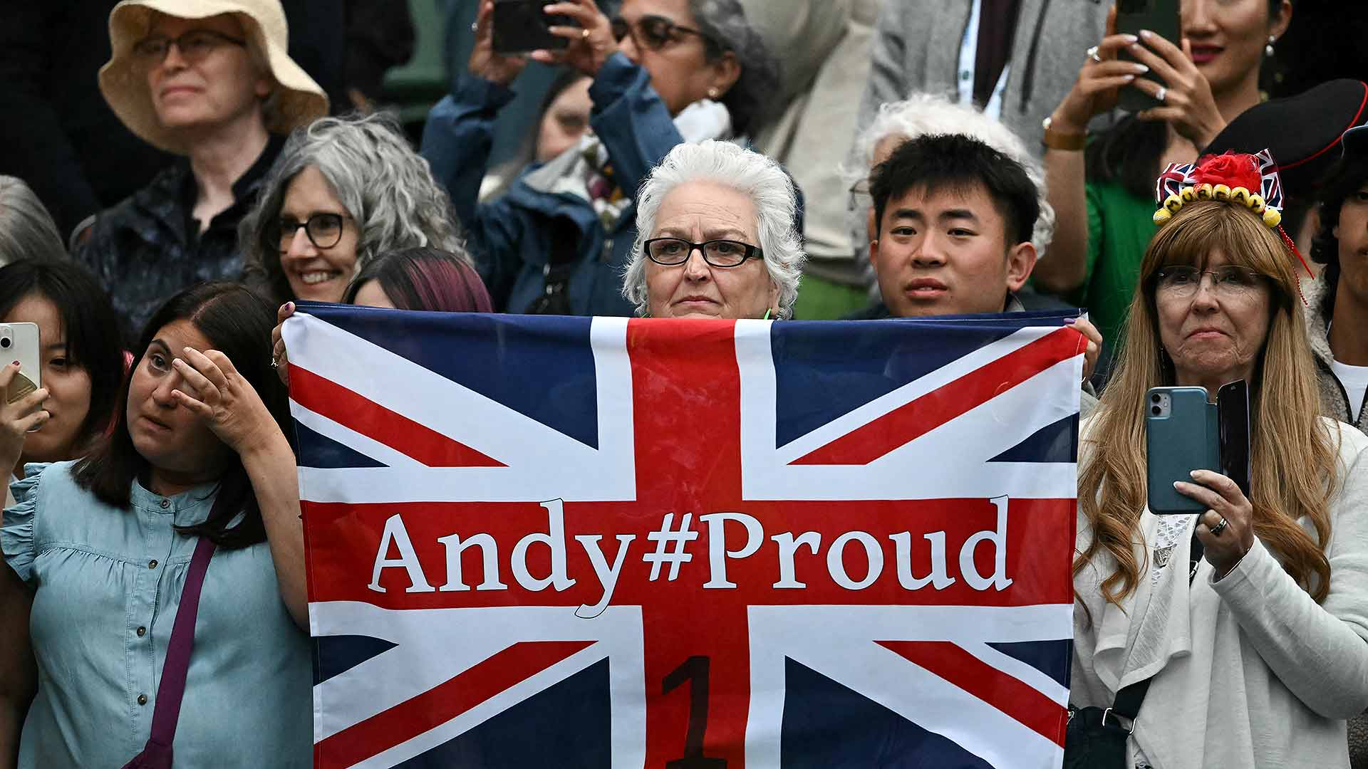 British fans give a rousing farewell to their favourite tennis son, <a href='https://edx.atptour.com/en/players/andy-murray/mc10/overview'>Andy Murray</a>.