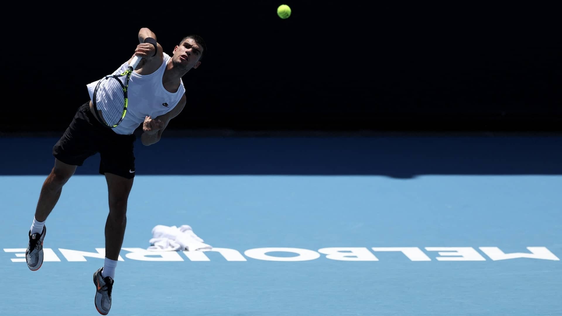 Carlos Alcaraz, durante un entrenamiento en el Abierto de Australia.